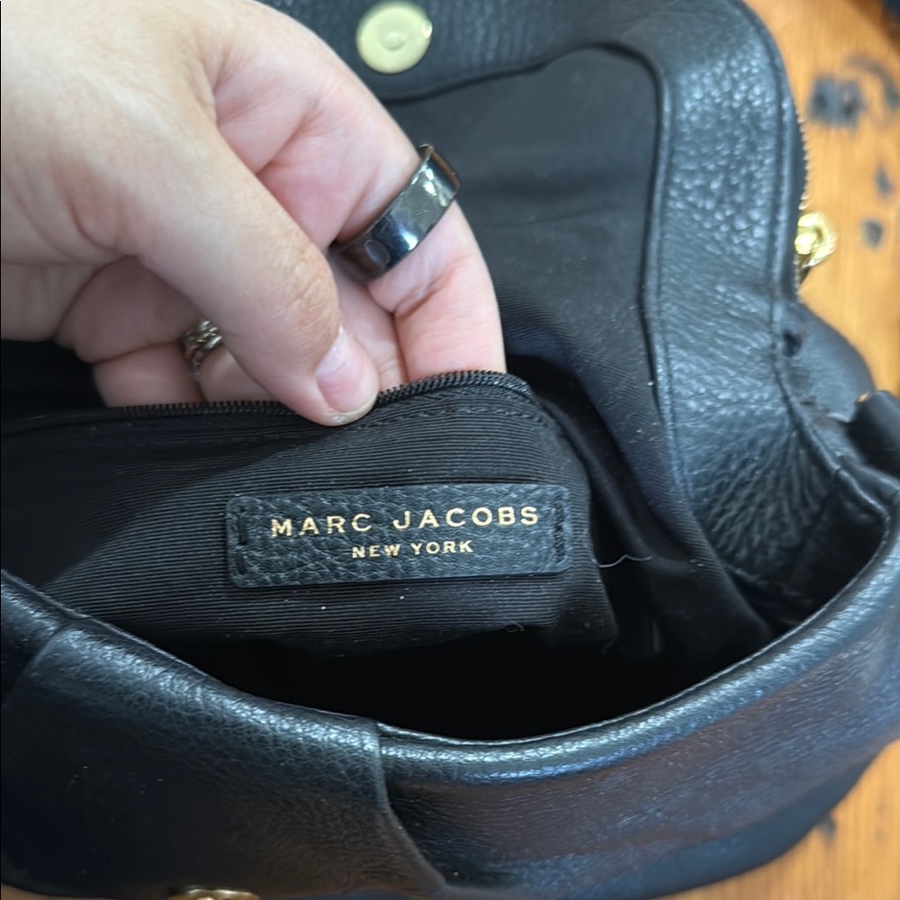 Marc Jacobs Leather Black Crossbody Bag with Adjustable Strap and Slouchy Design - Picture 6 of 11